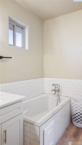 9175 NE Neppel Rd, Moses Lake, WA 98837