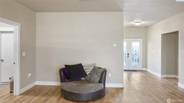 9175 NE Neppel Rd, Moses Lake, WA 98837