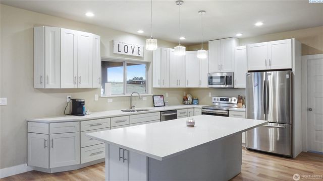 9175 NE Neppel Rd, Moses Lake, WA 98837