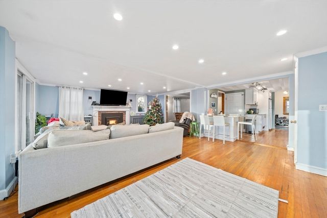 96 Utica St, Quincy, MA 02169