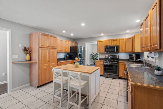 29 Station St, Stoughton, MA 02072