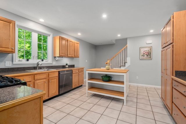 29 Station St, Stoughton, MA 02072