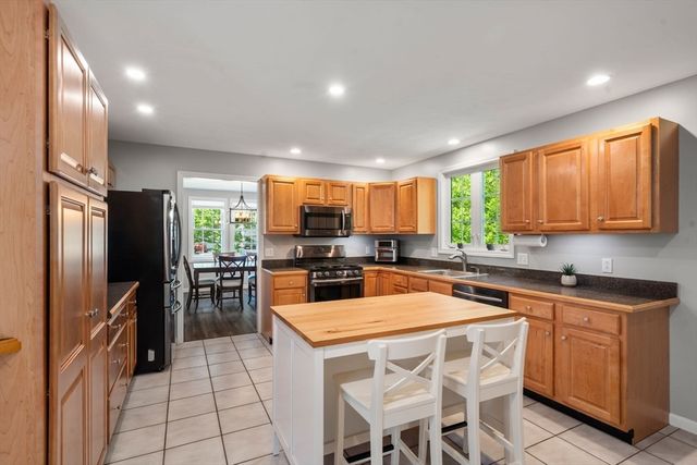 29 Station St, Stoughton, MA 02072