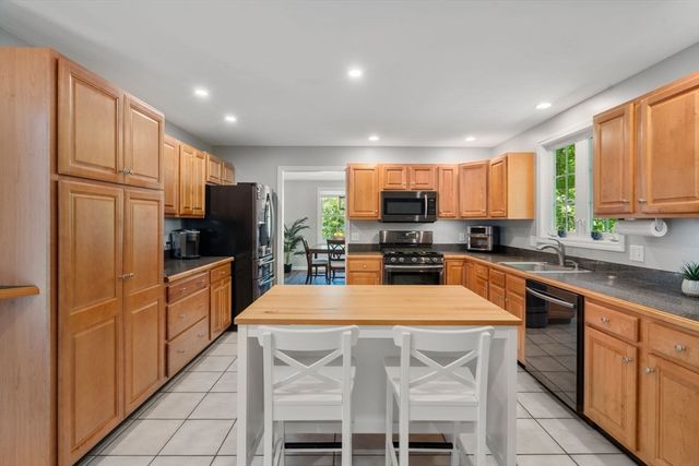 29 Station St, Stoughton, MA 02072