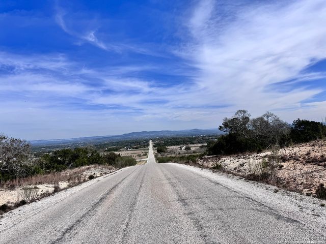 247 Highgate Dr, Bandera, TX 78003