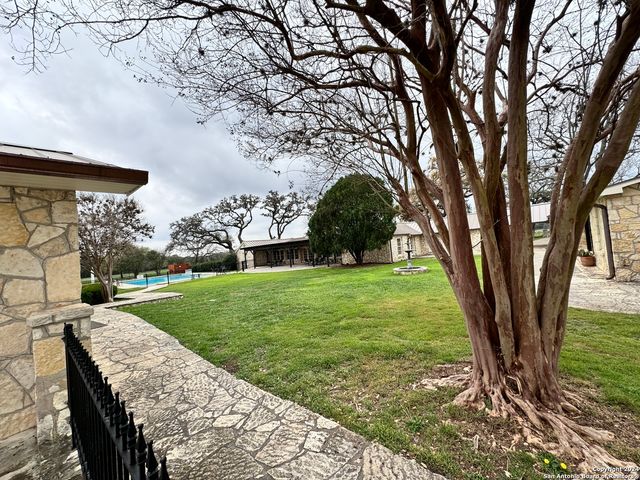 247 Highgate Dr, Bandera, TX 78003