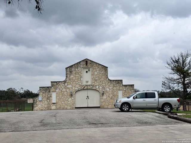 247 Highgate Dr, Bandera, TX 78003