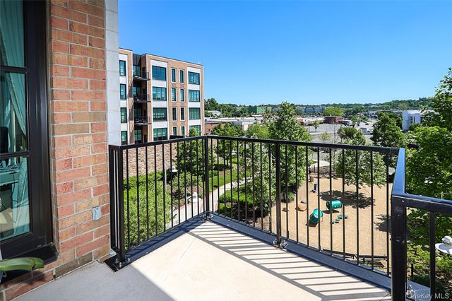 100 Garvies Point Road 1131, Glen Cove, NY 11542