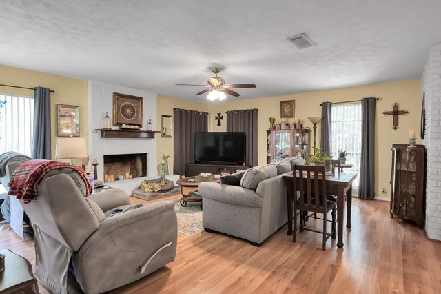 20 Little John Lane, Conroe, TX 77301