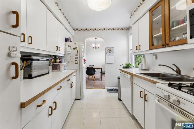 23 Park 88, Verona, NJ 07044