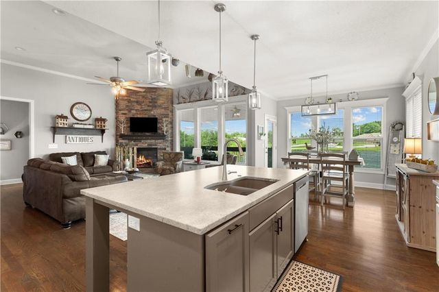 1112 SW Crabtree Circle, Oak Grove, MO 64075