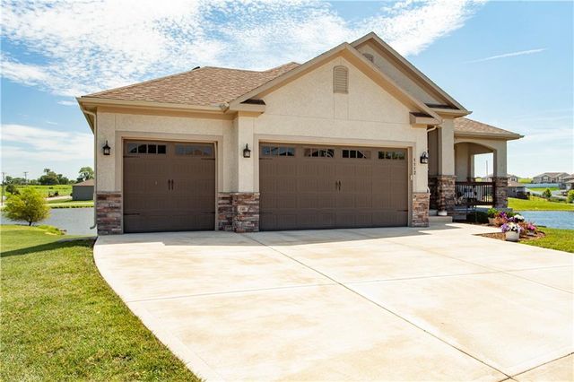1112 SW Crabtree Circle, Oak Grove, MO 64075