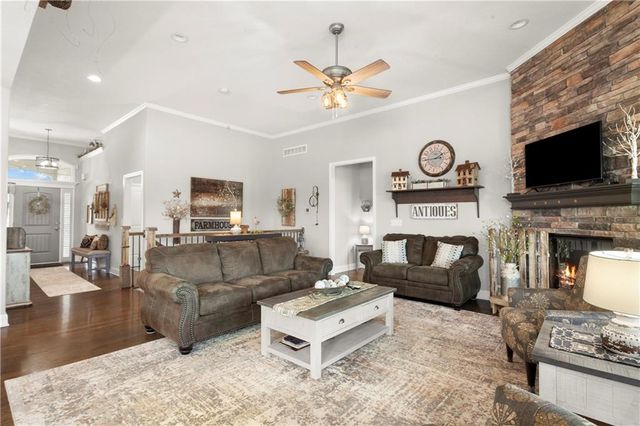 1112 SW Crabtree Circle, Oak Grove, MO 64075
