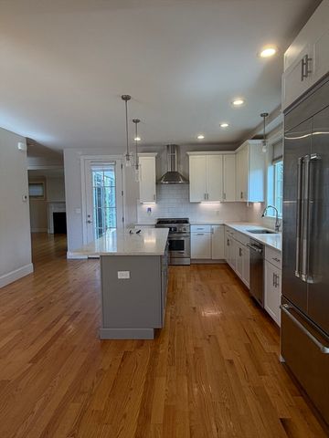 896 Chestnut St 2, Newton, MA 02468