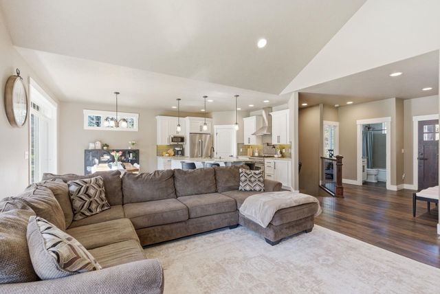 3410 E Elena Ln, Chattaroy, WA 99003