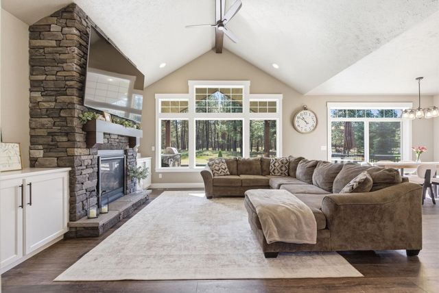 3410 E Elena Ln, Chattaroy, WA 99003