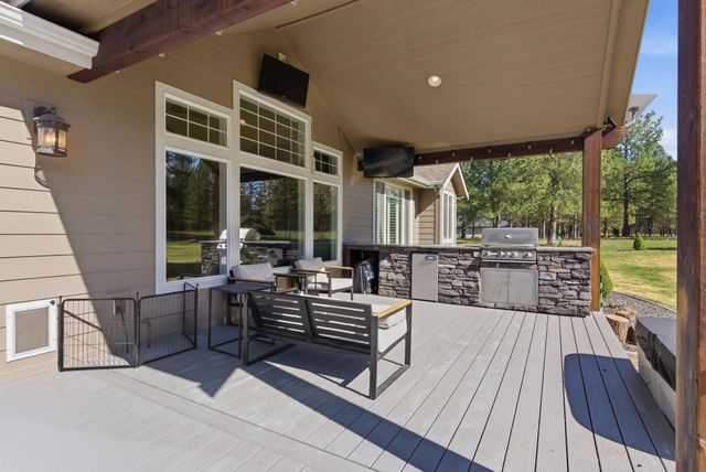 3410 E Elena Ln, Chattaroy, WA 99003