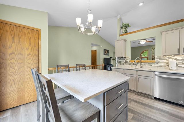 812 Clover Lane, Deforest, WI 53532