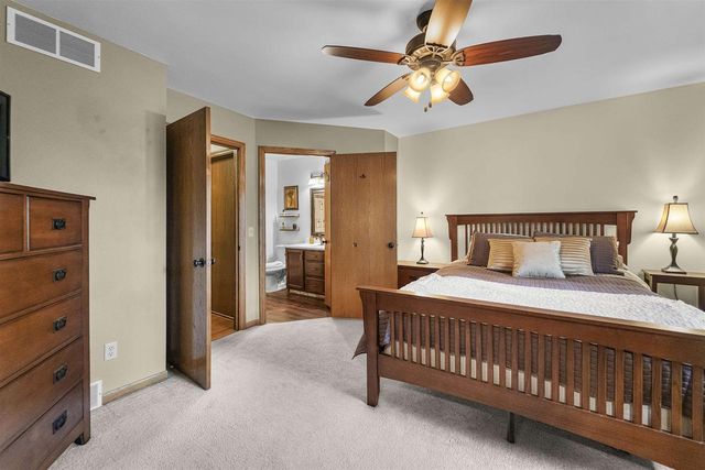 812 Clover Lane, Deforest, WI 53532