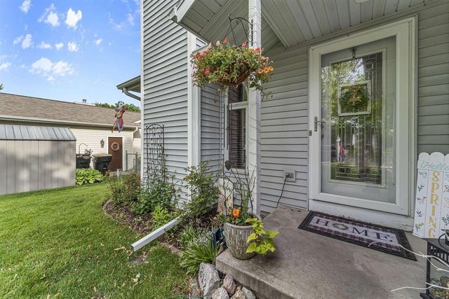 812 Clover Lane, Deforest, WI 53532