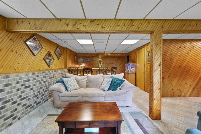 812 Clover Lane, Deforest, WI 53532