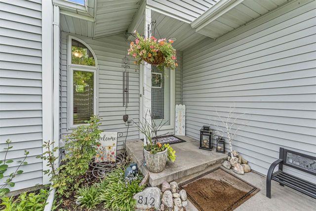 812 Clover Lane, Deforest, WI 53532