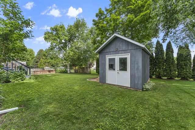 812 Clover Lane, Deforest, WI 53532