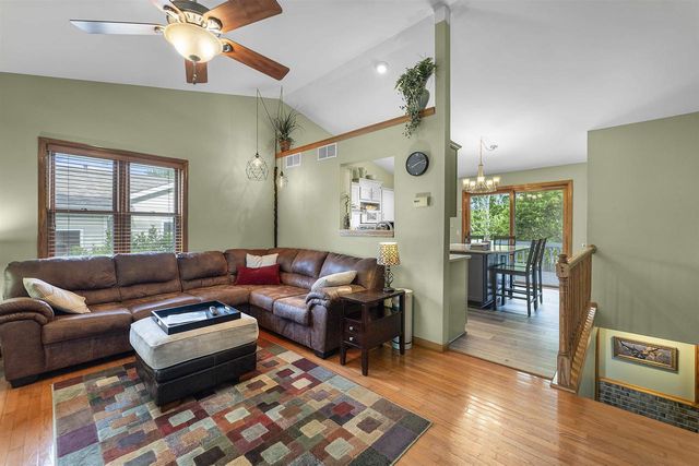 812 Clover Lane, Deforest, WI 53532