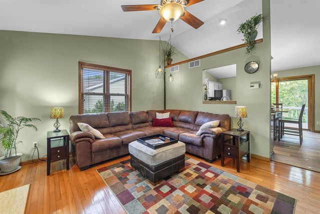 812 Clover Lane, Deforest, WI 53532