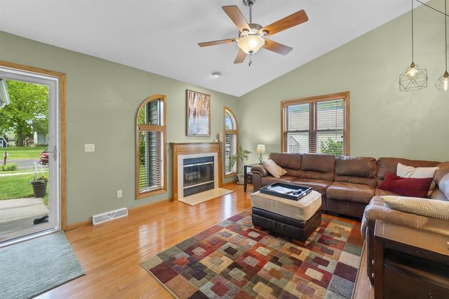 812 Clover Lane, Deforest, WI 53532