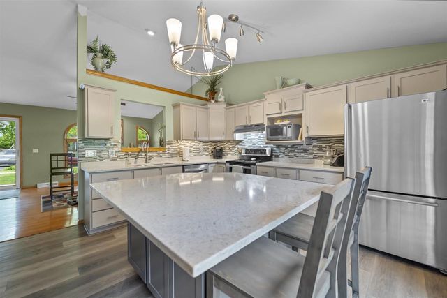 812 Clover Lane, Deforest, WI 53532