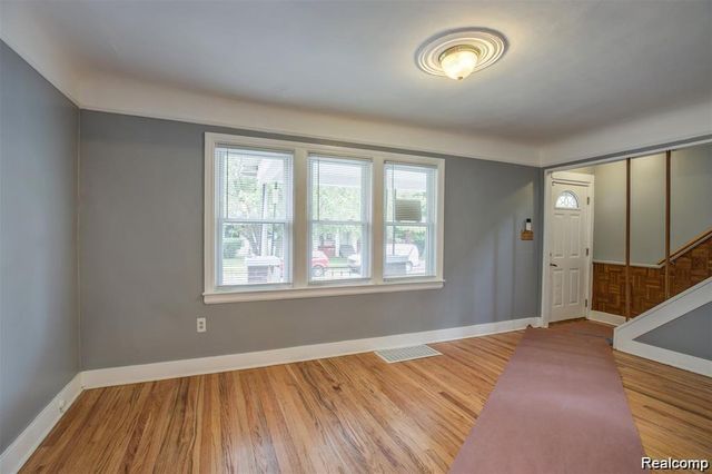 6753 Heyden Street, Dearborn Heights, MI 48127