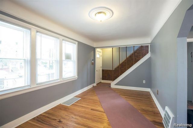 6753 Heyden Street, Dearborn Heights, MI 48127