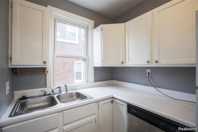 6753 Heyden Street, Dearborn Heights, MI 48127