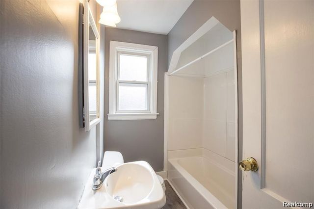 6753 Heyden Street, Dearborn Heights, MI 48127