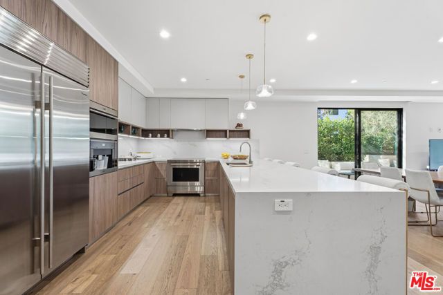 725 N Croft Avenue 109, Los Angeles, CA 90069