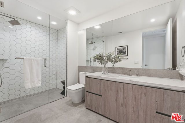 725 N Croft Avenue 109, Los Angeles, CA 90069