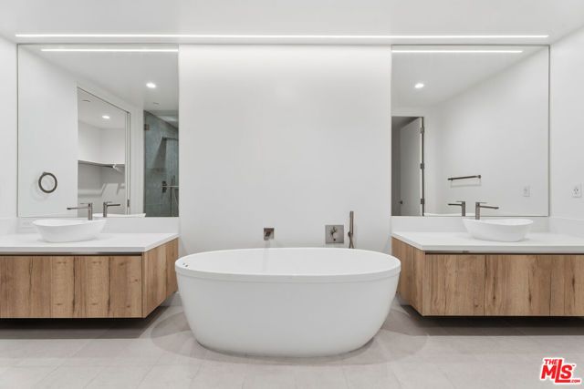 725 N Croft Avenue 109, Los Angeles, CA 90069