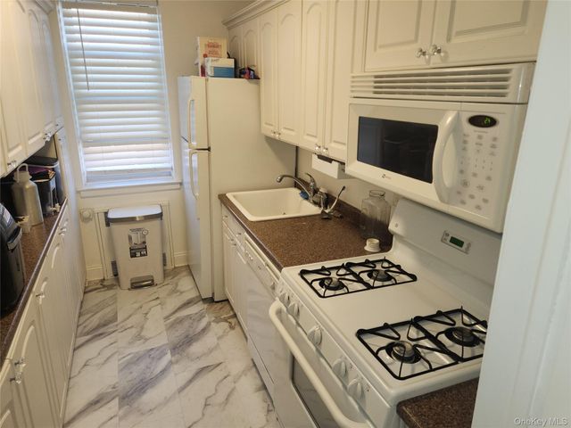 30 Cathedral Avenue 6B, Hempstead, NY 11550