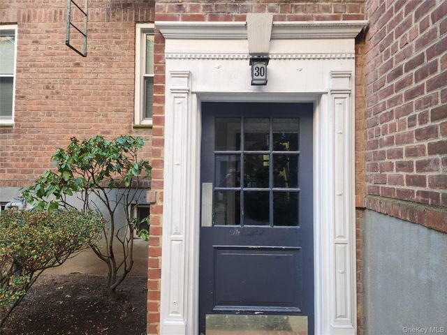 30 Cathedral Avenue 6B, Hempstead, NY 11550