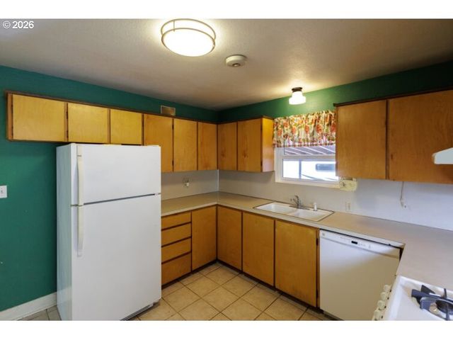 274 S 8TH St, St Helens, OR 97051