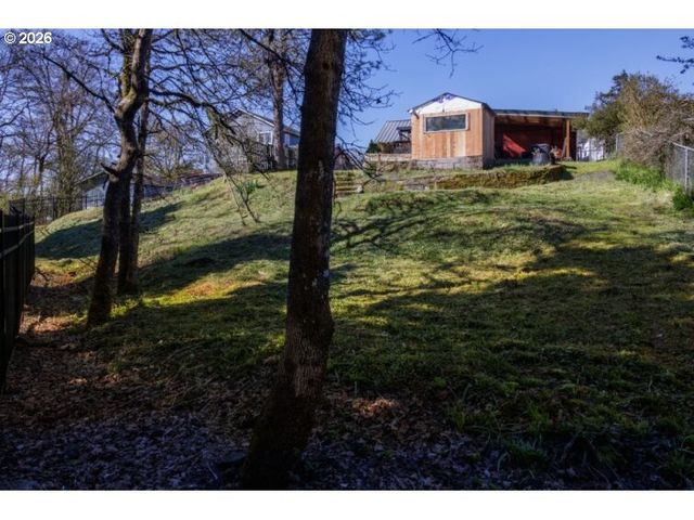 274 S 8TH St, St Helens, OR 97051