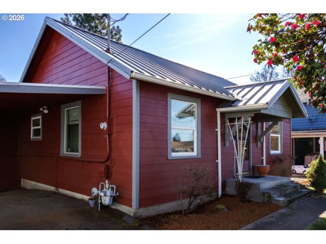 274 S 8TH St, St Helens, OR 97051