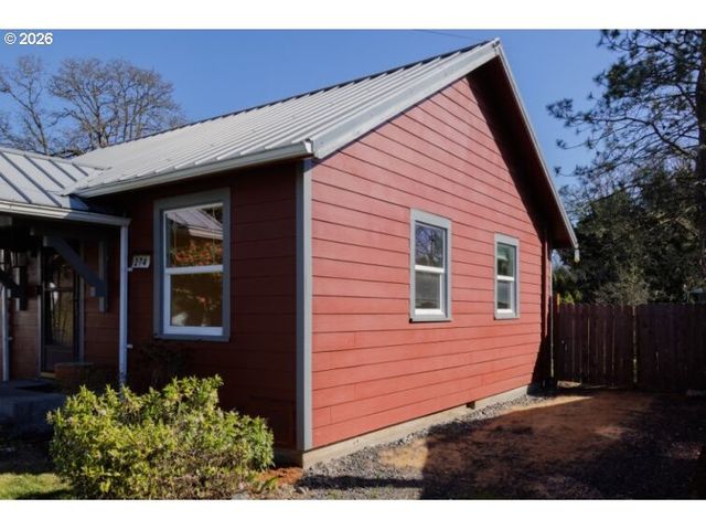274 S 8TH St, St Helens, OR 97051