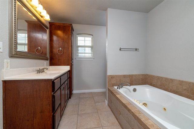 365 Cimmarron Trail, Runaway Bay, TX 76426