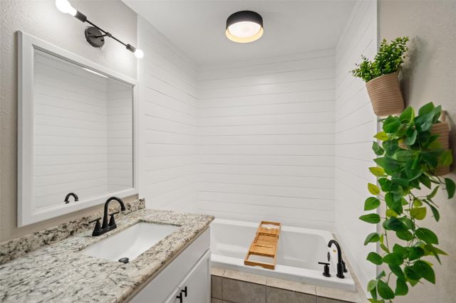 234 E Obryant Street, Bellville, TX 77418