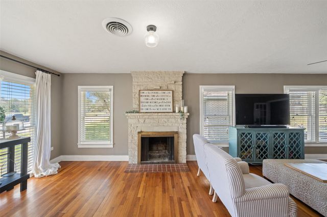 234 E Obryant Street, Bellville, TX 77418