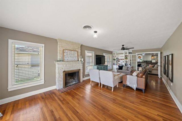 234 E Obryant Street, Bellville, TX 77418