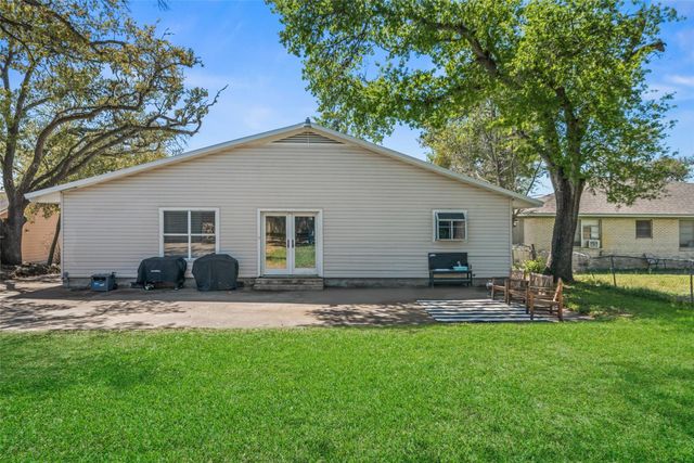 234 E Obryant Street, Bellville, TX 77418