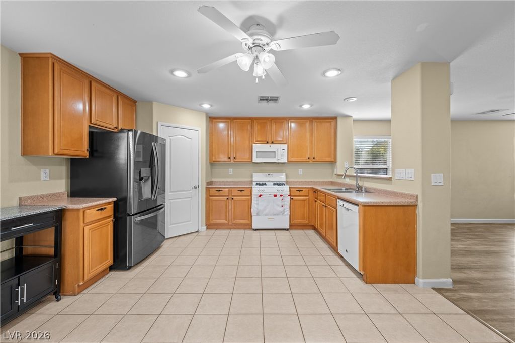 38 Summer Walk Avenue, Las Vegas, NV 89183 — photo 4